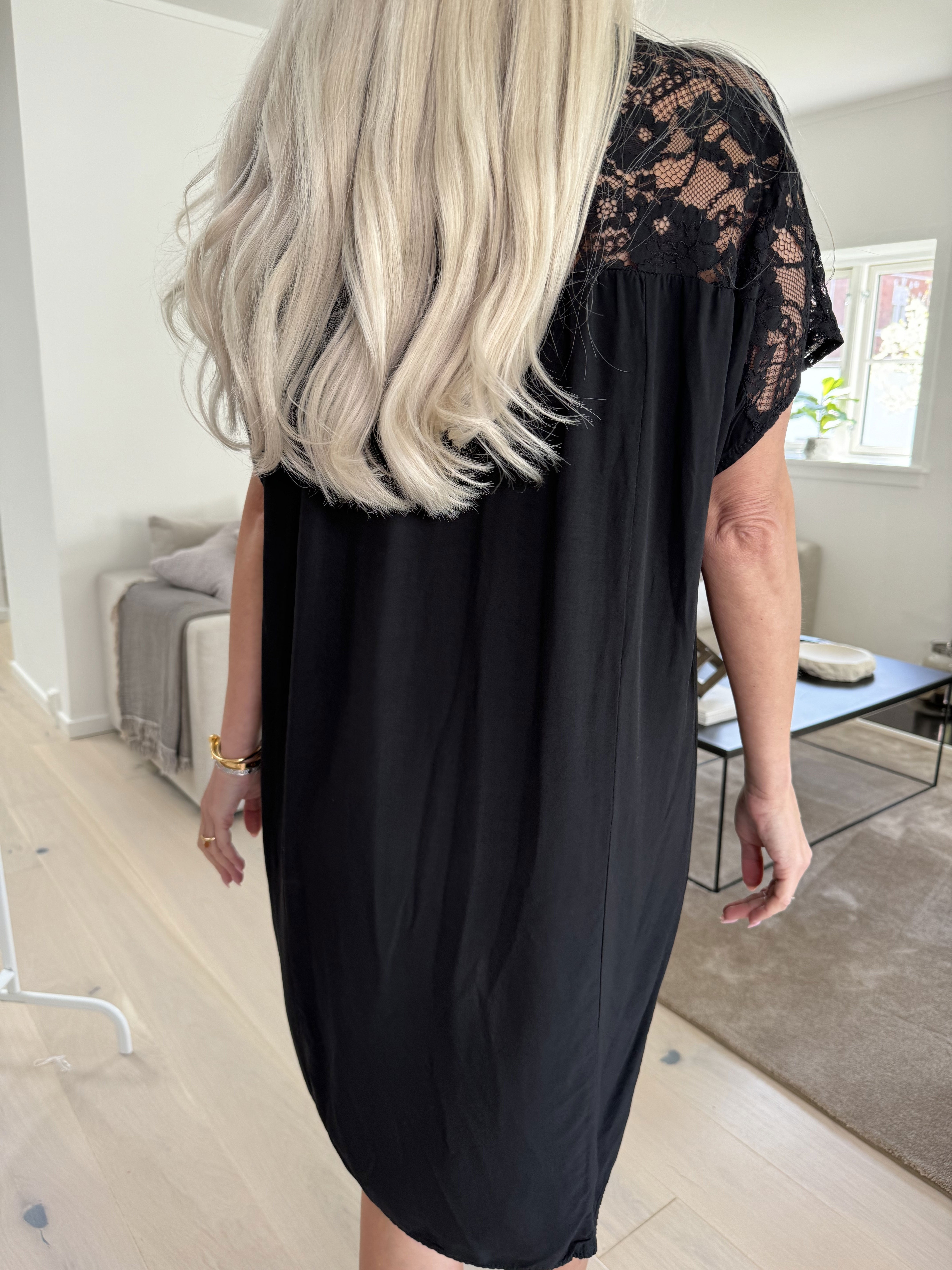 Martina - Söt klänning med spetstopp